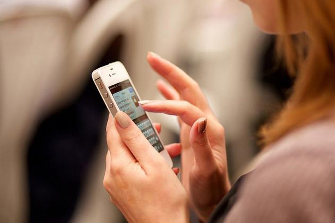 Sobre famílias, escolas, grupos de suporte social e saúde digital